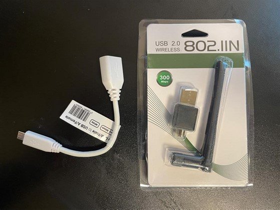 Kabel MicroUSB na USB-A a USB anténa, kterou je možné připojit na USB-A. Kabel MicroUSB na USB-A a USB anténa, kterou je možné připojit na USB-A.