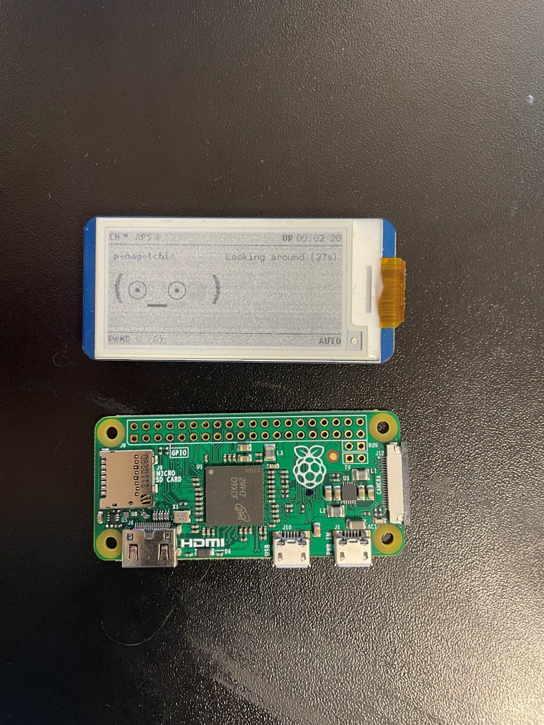Modrá deska je zobrazovací displej a zelená samotný Raspberry PI. Modrá deska je zobrazovací displej a zelená samotný Raspberry PI.