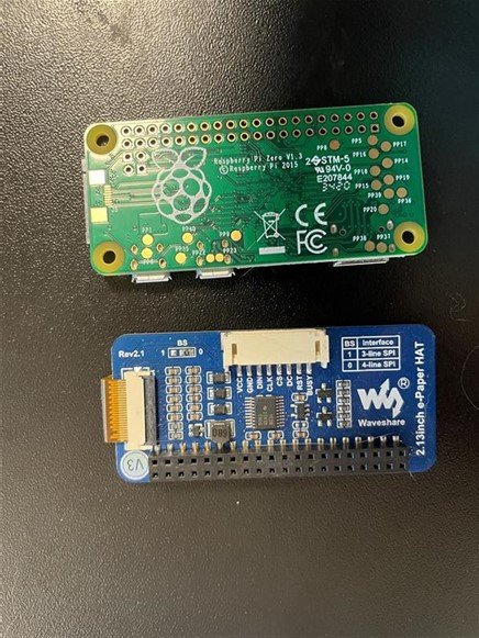 Modrá deska je zobrazovací displej a zelená samotný Raspberry PI. Modrá deska je zobrazovací displej a zelená samotný Raspberry PI.